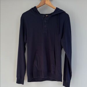 Blue sweatshirt with round neckline and slim fit